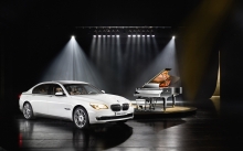Белый BMW 7 series и рояль на сцене